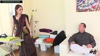 Mature Indian Housewife'S Saree Reveals Her Big Ass And Gets Anal Fucked